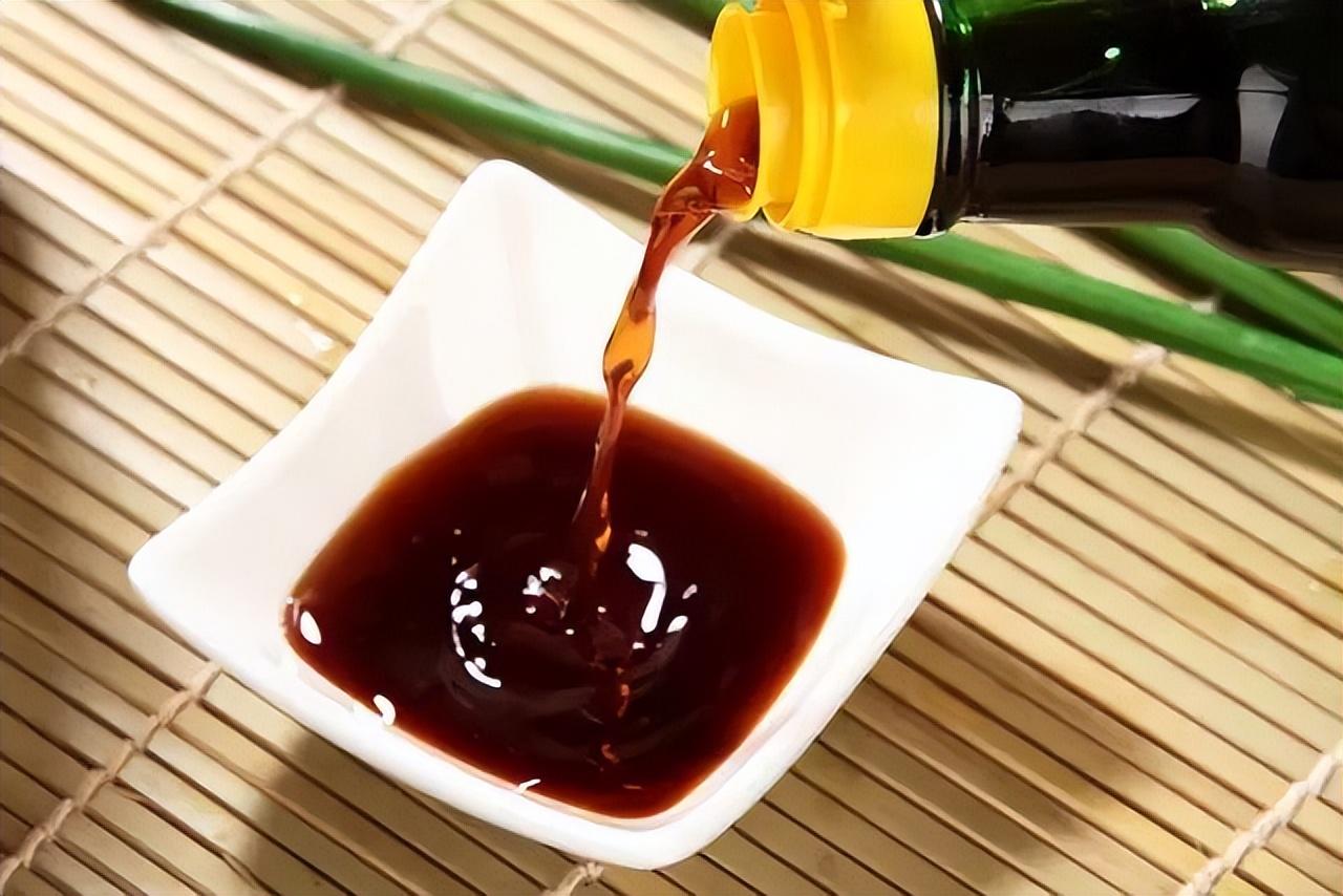 一大叔爱吃面时放醋,半年后体检,结果揭示饮食背后健康问题