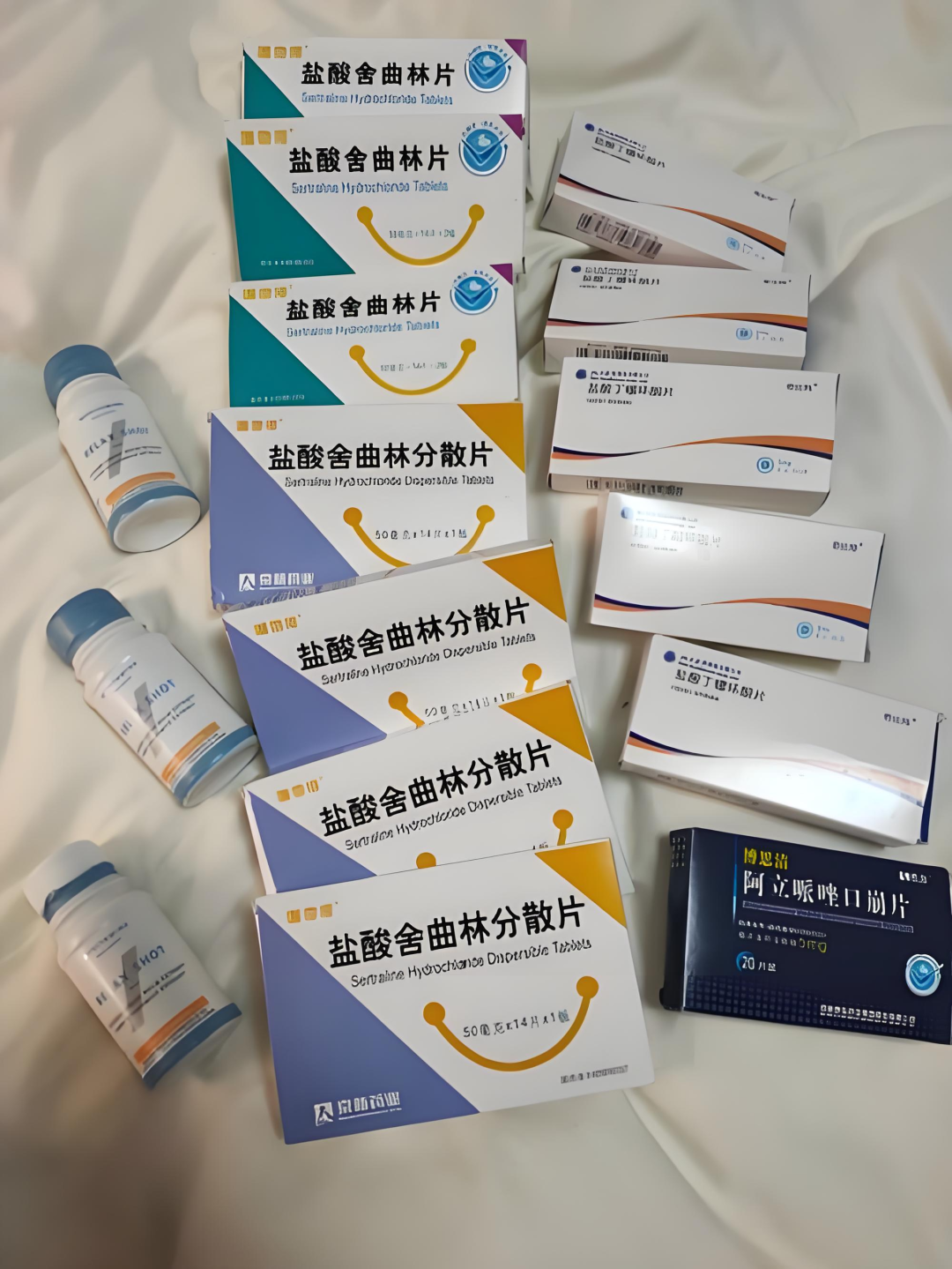 西医治抑郁症,主要是靠吃抗精神病的药,像氯氮平,奥氮平,利