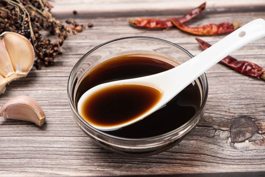 一大叔爱吃面时放醋,半年后体检,结果揭示饮食背后健康问题