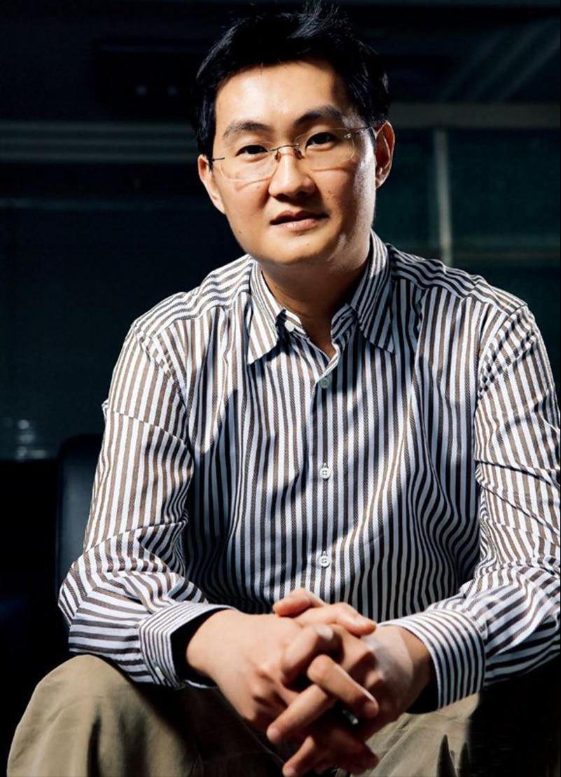 54岁马化腾亮相腾讯年会,带高管唱歌,身材状态都远超同龄人