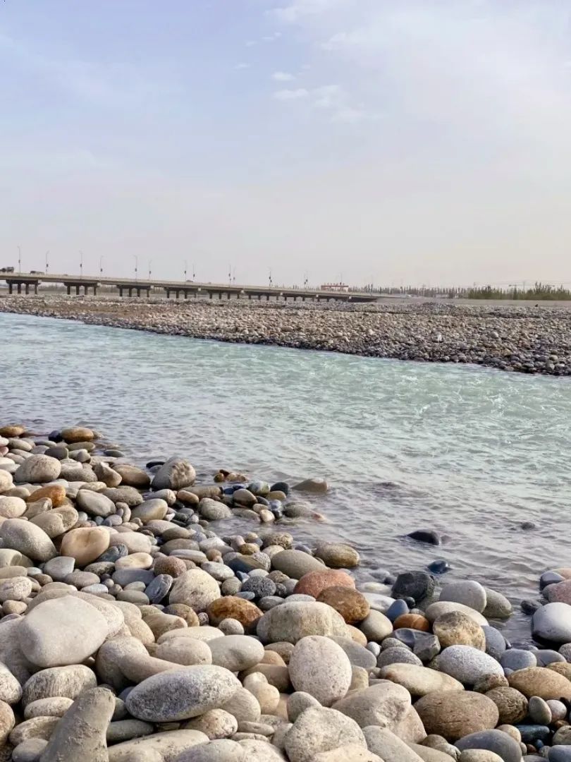 哈喽各位,最近是不是被"玉龙喀什河,随便捡石头就百万"的说法刷屏