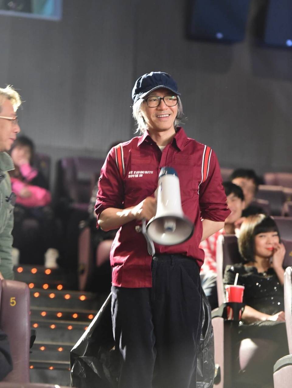 周星驰正面近照曝光,穿着朴素坐c位,身形消瘦显沧桑