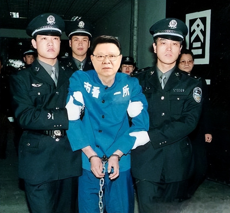 2010年,重庆局长文强进行死刑前最后4小时,保护伞文强双面人生