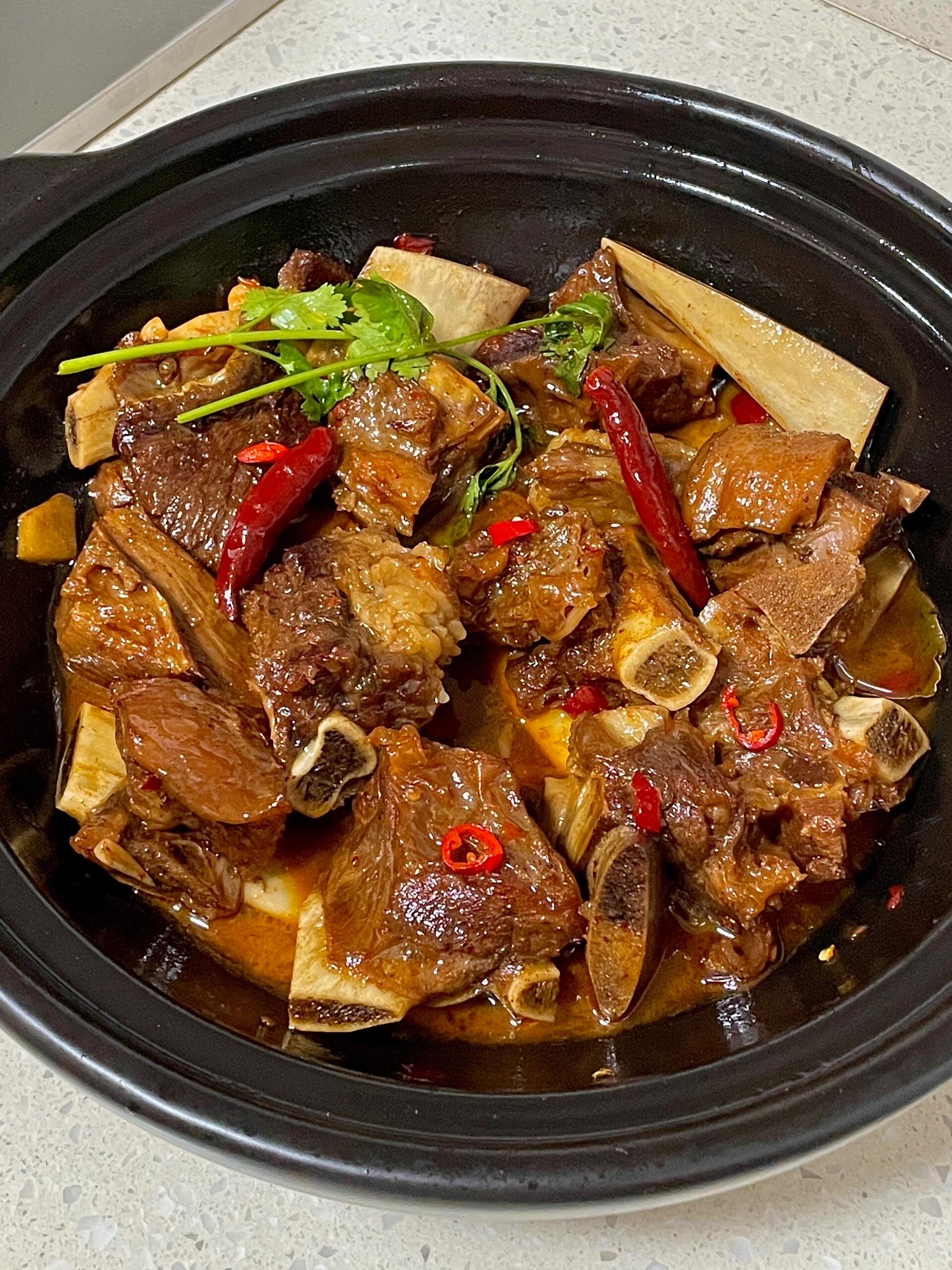 以下是一个简单易做的家常牛排骨做法,让你在家也能轻松享受这道美食