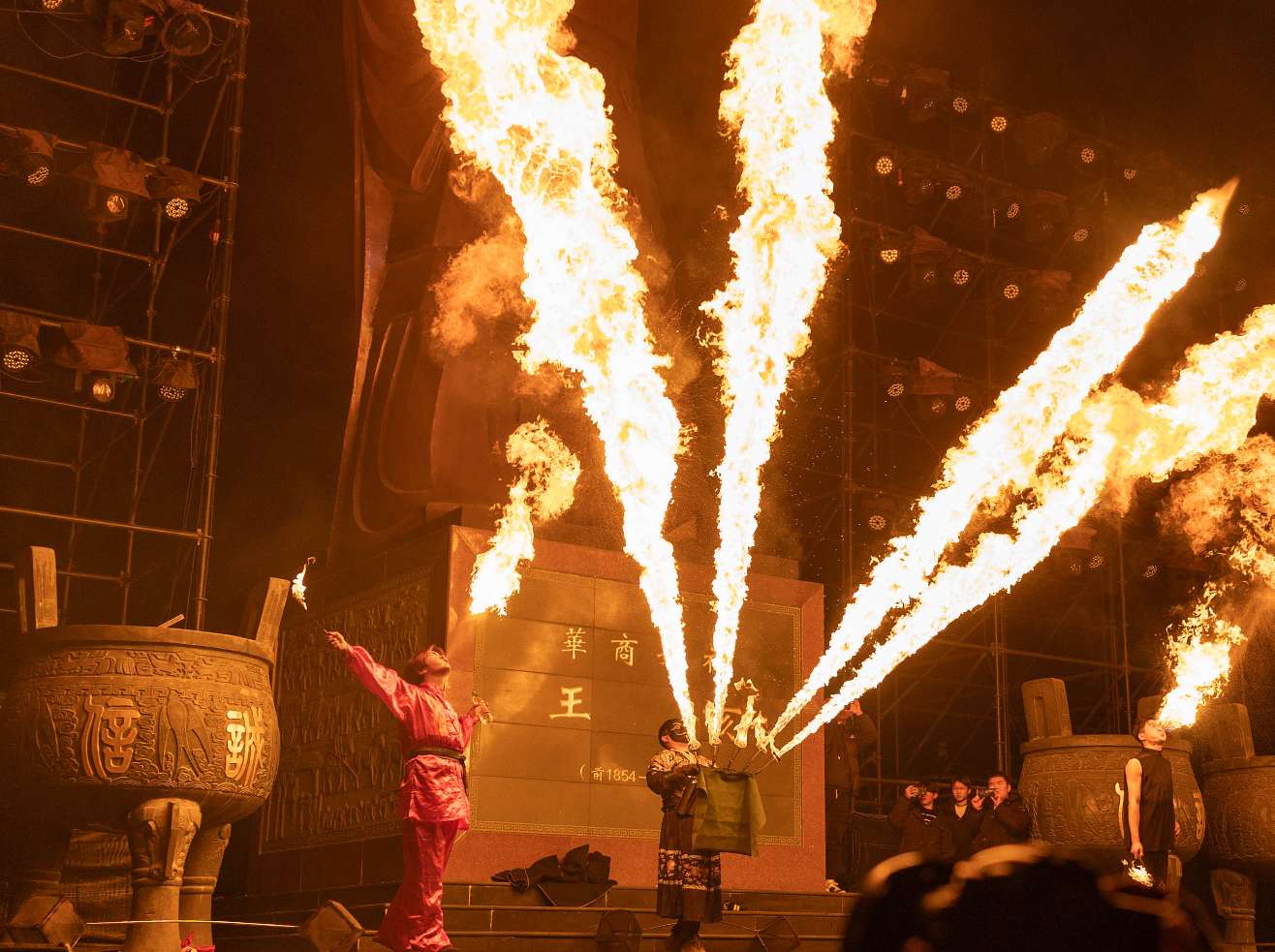 尤其是商丘火神台庙会,游客可以观赏舞龙舞狮,打铁花,火神祭祀等民俗