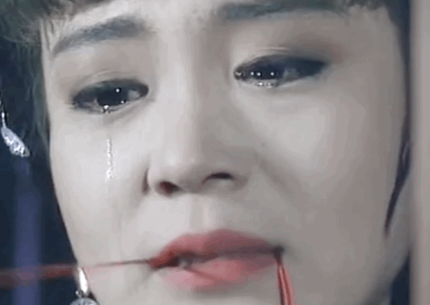 而且她哭起来是真的漂亮,眼泪如珍珠一般,因为哭戏功力了得能一秒落泪