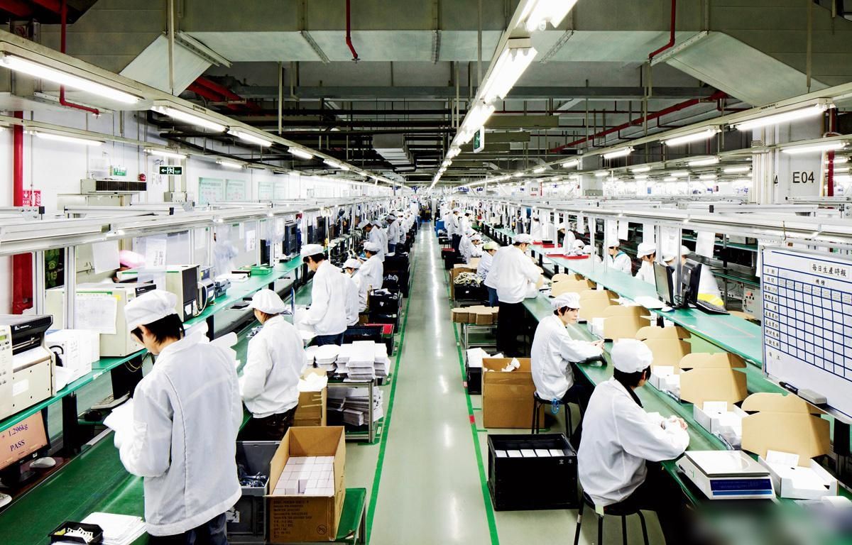 回顾:20岁小伙在工厂流水线日夜颠倒站12个小时,满手鲜血不能休息