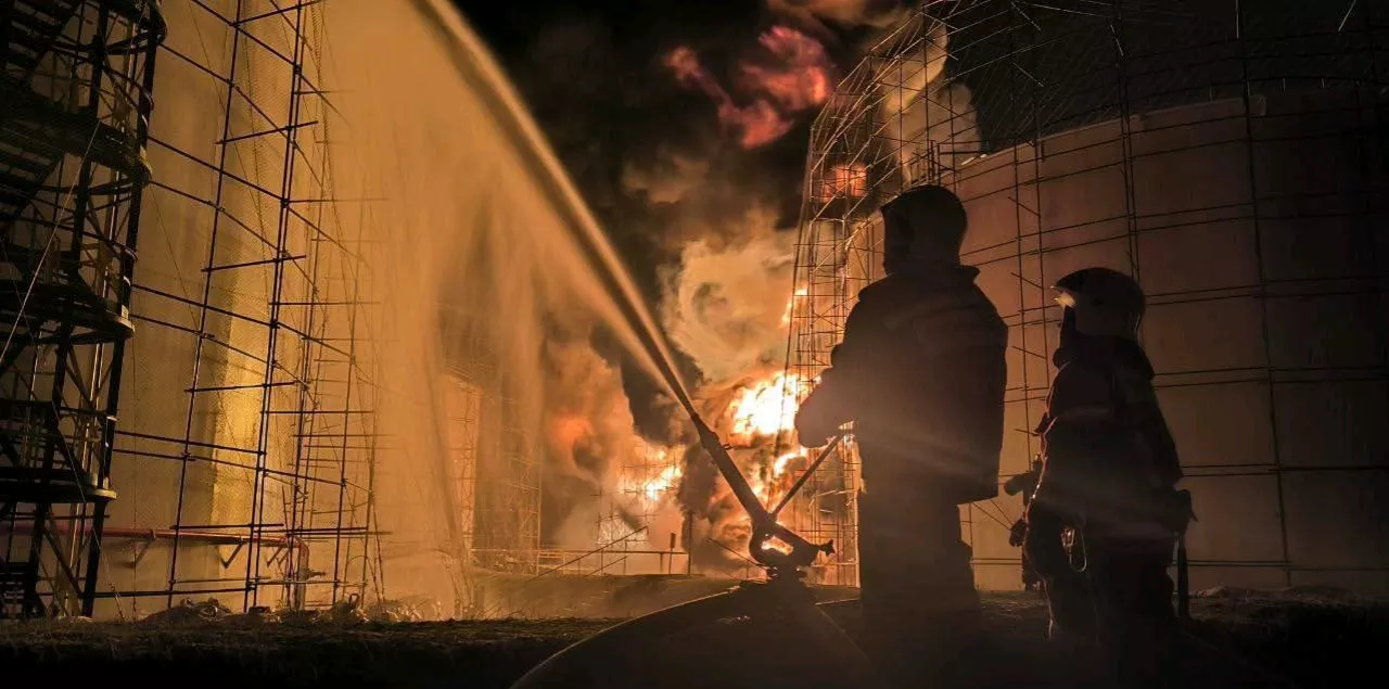 在社媒发文宣称,该州利斯基市,因乌军无人机袭击导致的储油库火灾