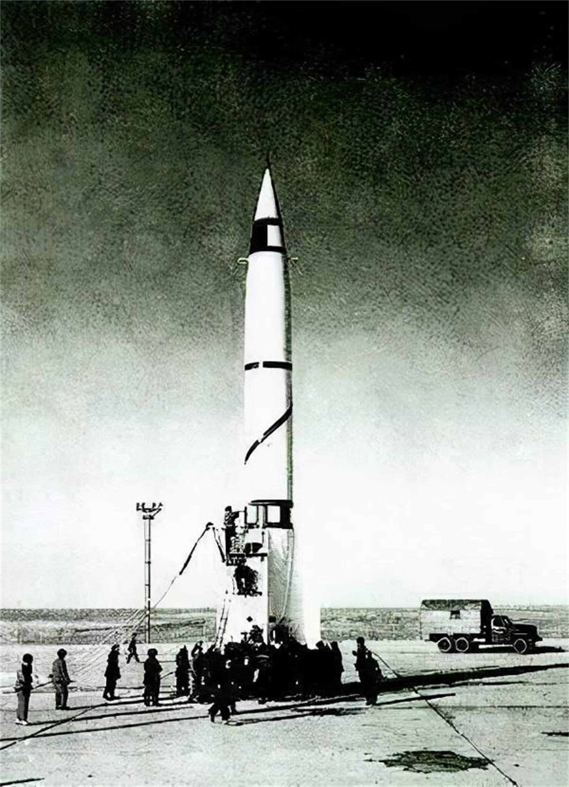 1964年6月29日在所有航天人的期待中中国第一颗自己研制的中程导弹