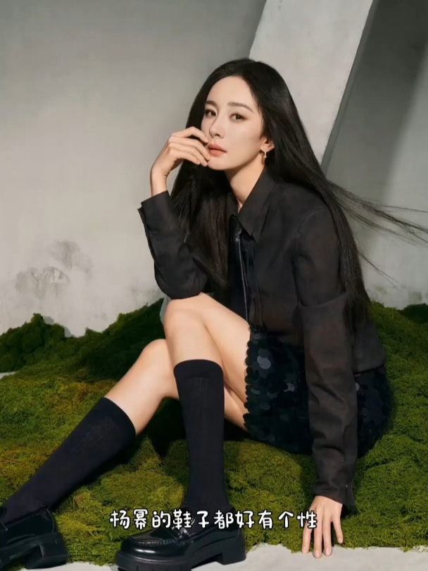 杨幂,大秀时尚鞋子,性感大长腿!