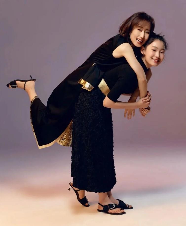 49岁刘敏涛晒女儿,才13岁就比妈妈还漂亮,一张高级脸很有辨识度