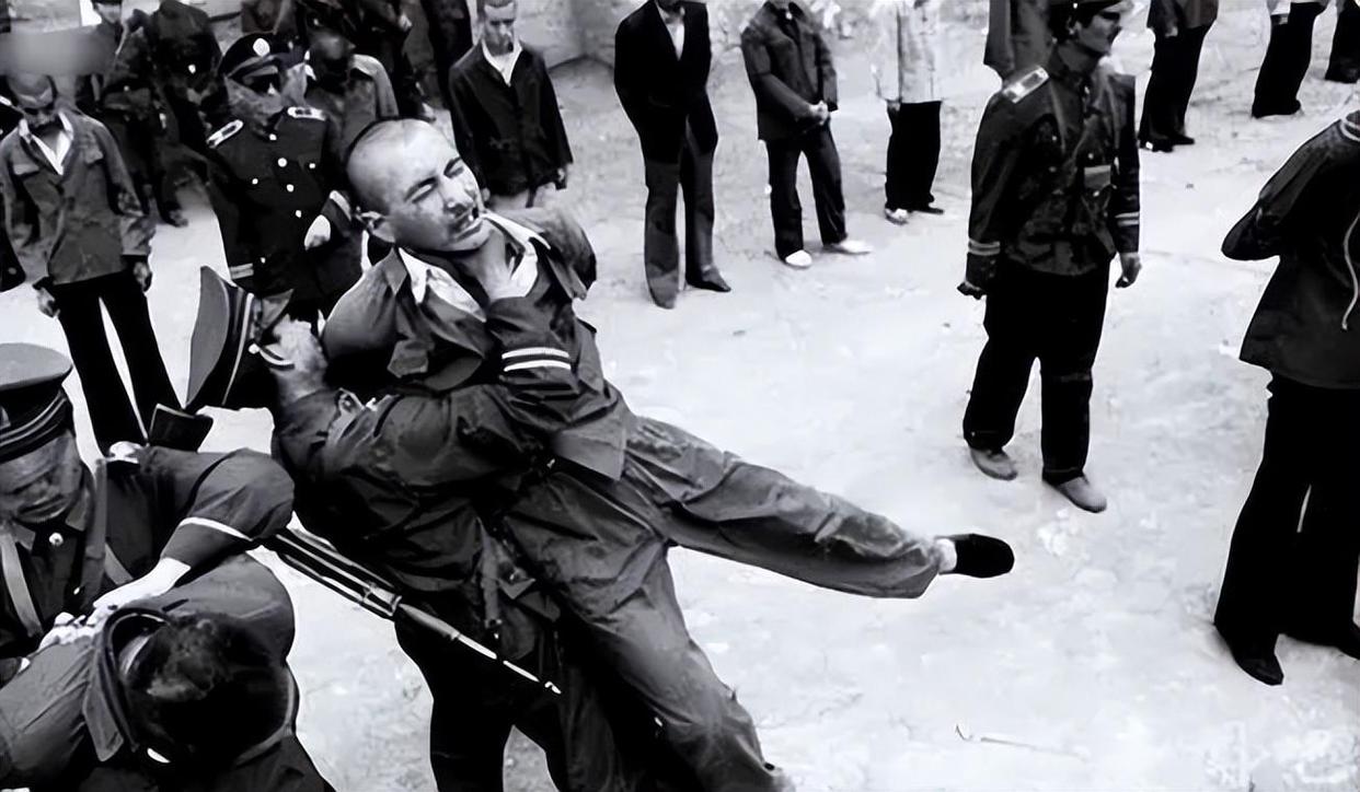 1983年邓公的车队途经唐山,遭当地黑恶势力围攻,邓公:开始严打