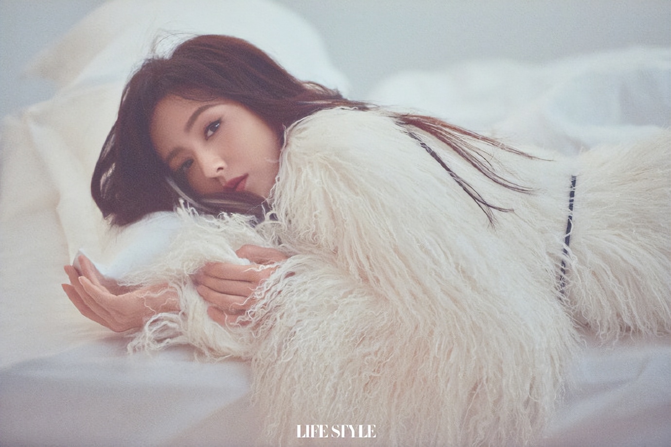 佟丽娅登时尚杂志封面,青春靓丽令人心动,秀美腿如梦如幻