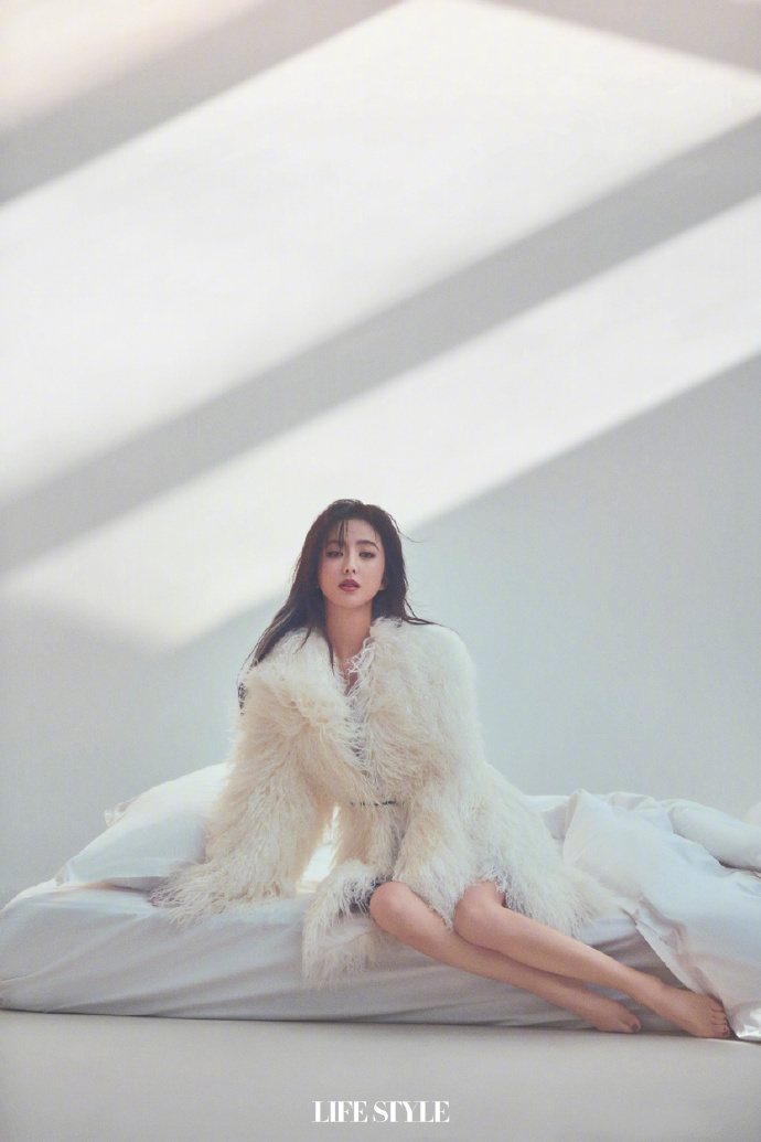 佟丽娅登时尚杂志封面,青春靓丽令人心动,秀美腿如梦如幻