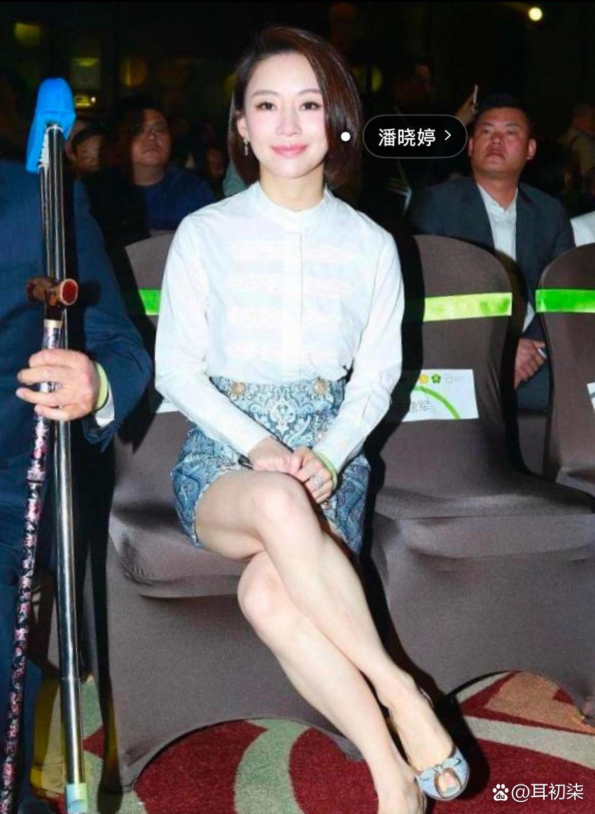 九球天后潘晓婷这坐姿为了不走光也是拼了坐姿实在有点不够美观