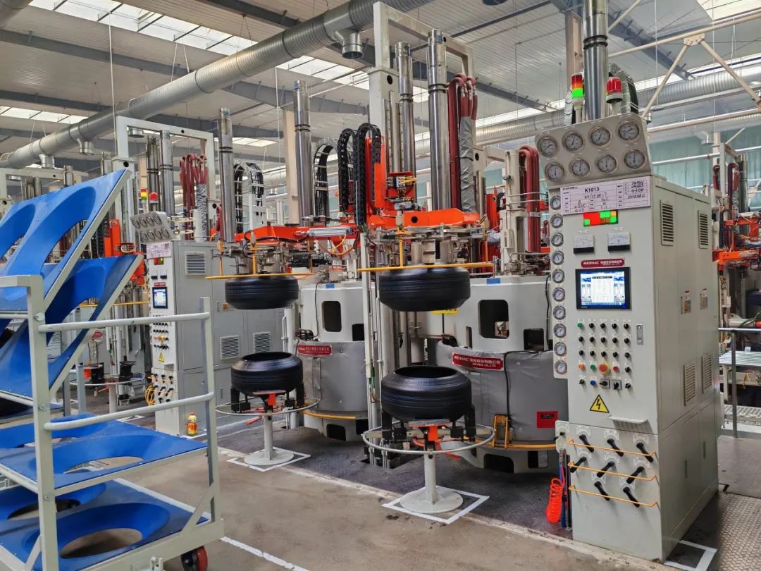 带领线上求职者"云游"优越橡胶的车间,实地感受轮胎生产的每一个环节