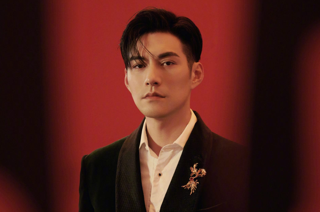 2000年,21岁的严屹宽被上富婆看上,富婆对他说:"我给你1个亿包养你,你