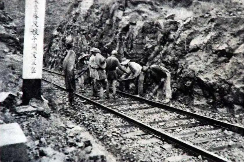 日军策划偷袭,将马蹄包棉花以减少声响