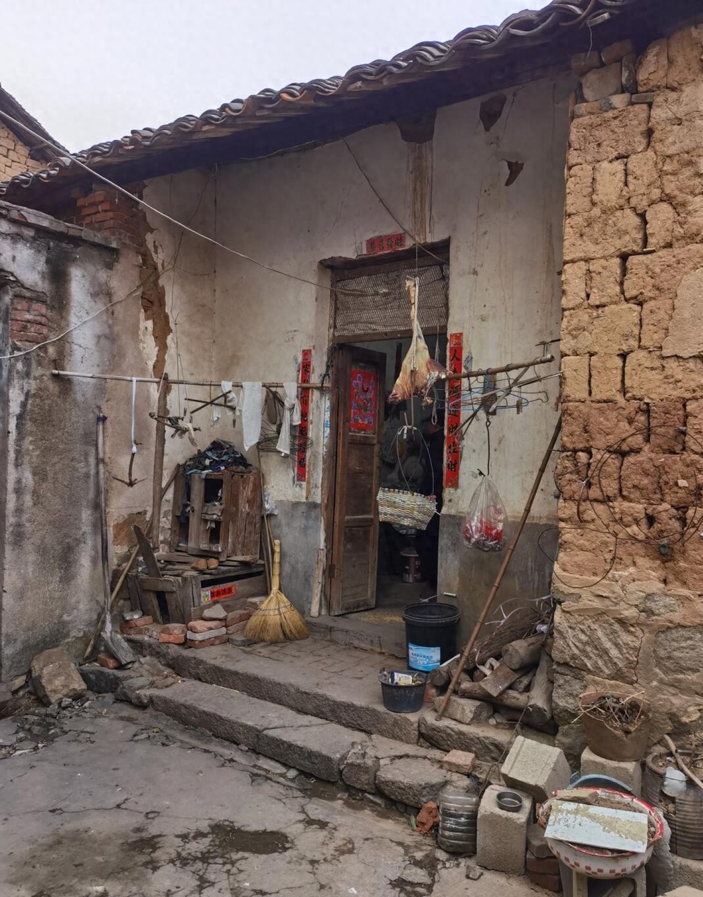 "家里穷,过年回家都憋屈",一组家庭照片,揭露农村学子的无奈