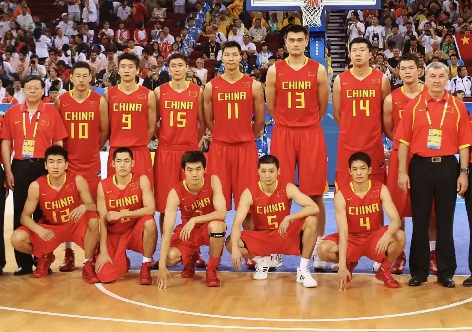不成想却中国男篮12人照片中国男篮合照中国男篮合影北京奥运会男篮
