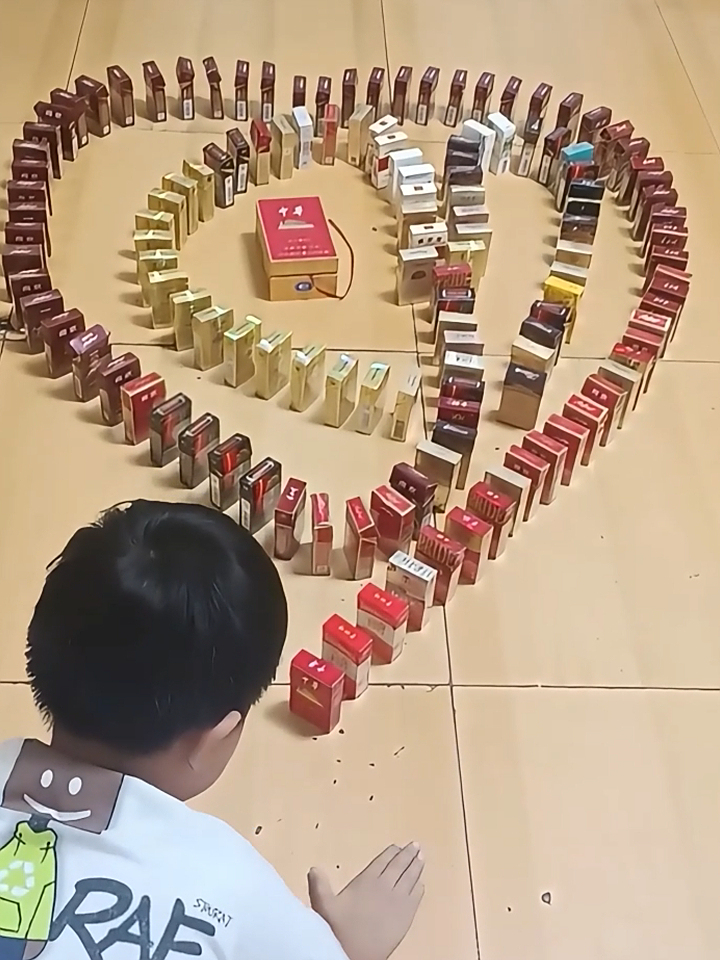 打烟盒天花板难度,100个盒子组成的心形大阵