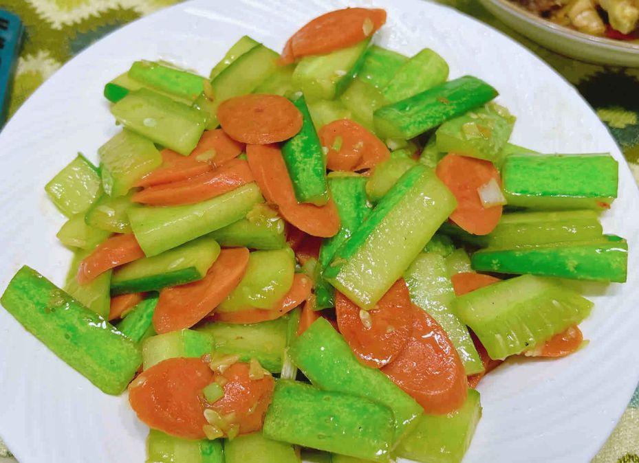 清新爽脆,肉香四溢:陕西黄瓜炒火腿肠