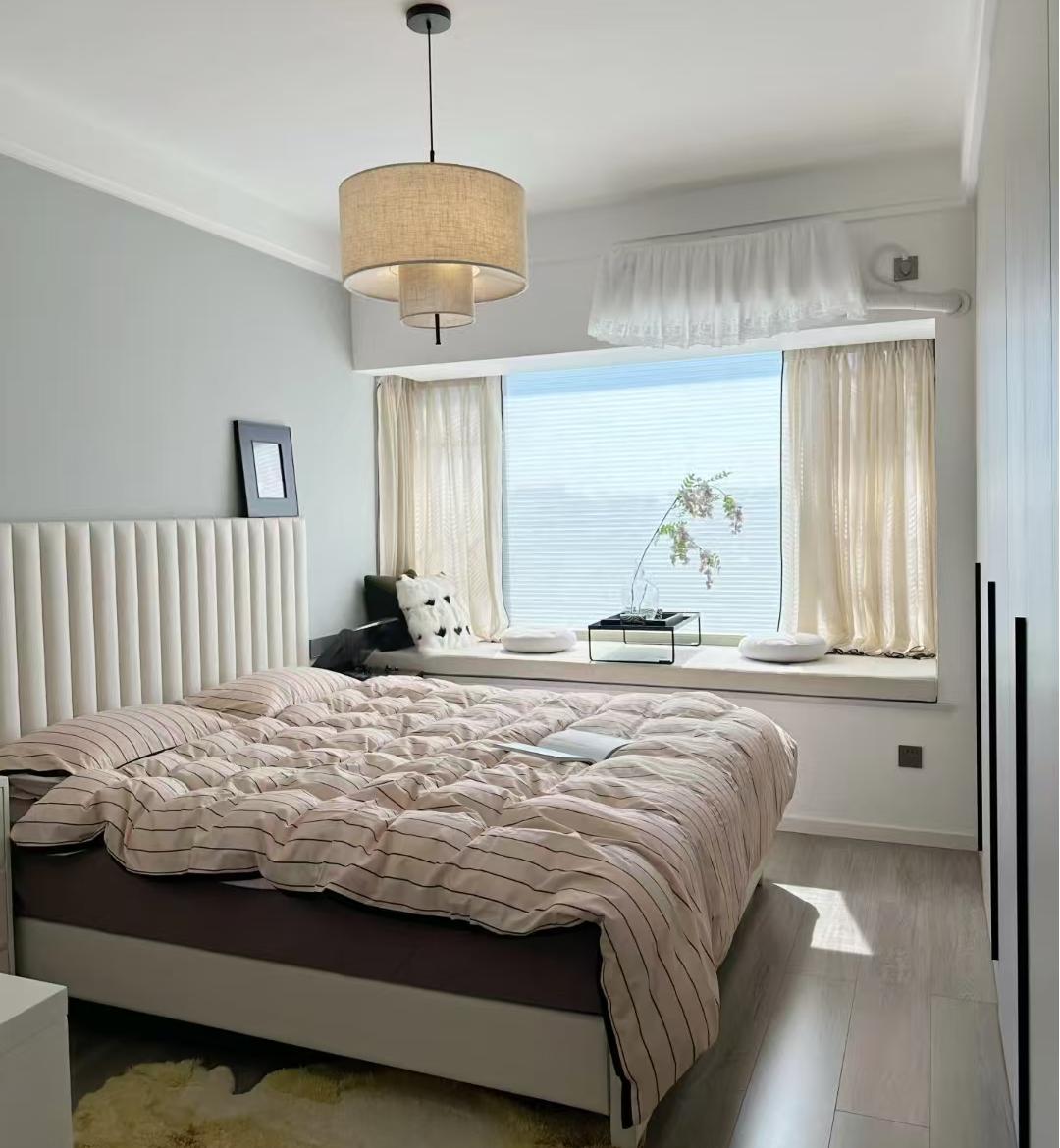 卧室有飘窗,窗帘是装在飘窗上,还是飘窗下好?听听过来人的建议