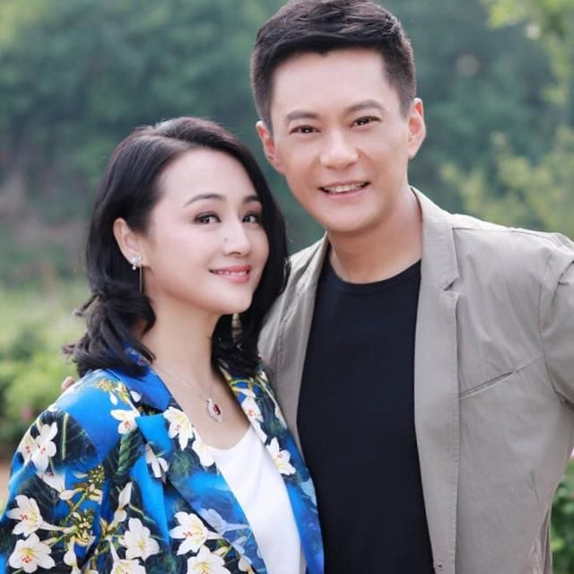 婚后不久就生下一个儿子,可儿子才刚满月,曹颖就被王斑逼着去拍戏,而