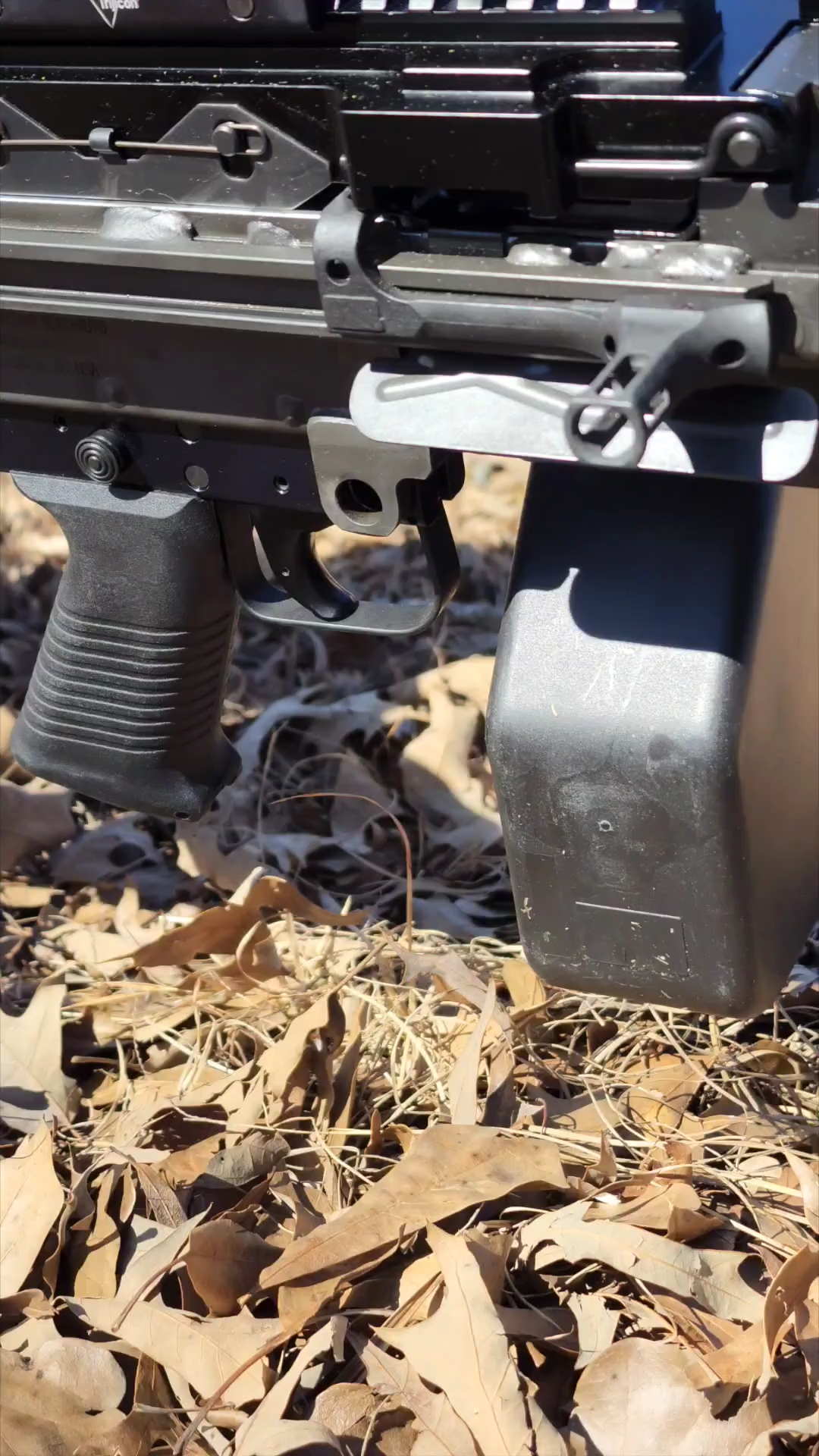 由比利时赫斯塔尔公司设计并生产的半自动版本,它基于m249轻机枪设计