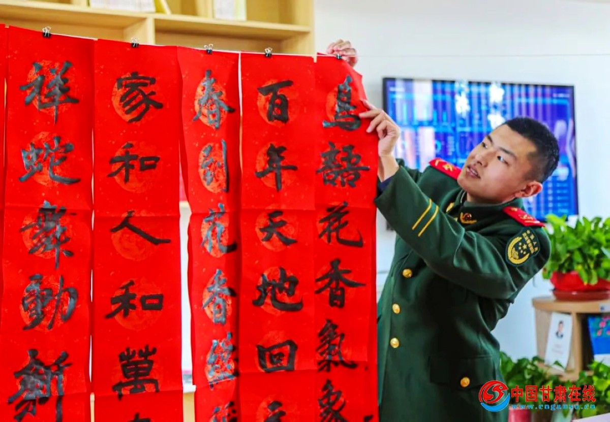 武警甘肃总队张掖支队:书法春联进军营 挥毫泼墨迎新春