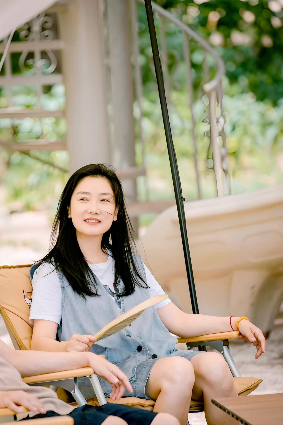 凤凰传奇上春晚引热议!主唱玲花是幸福的漂亮妈妈