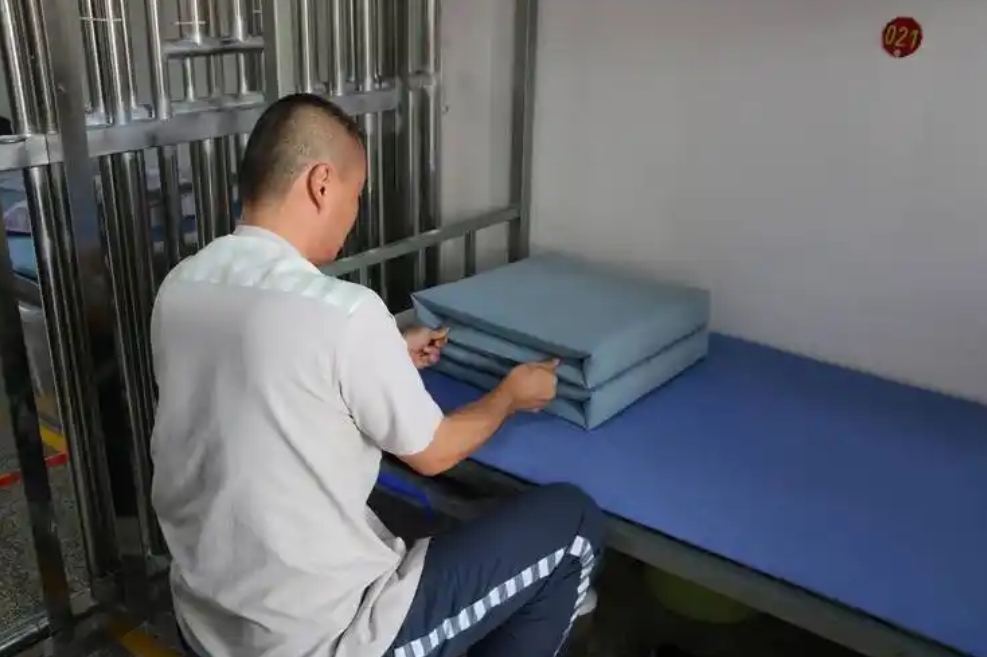 监狱对监舍的卫生有着极高的要求,每天都需要清洁卫生,物品摆放要整齐