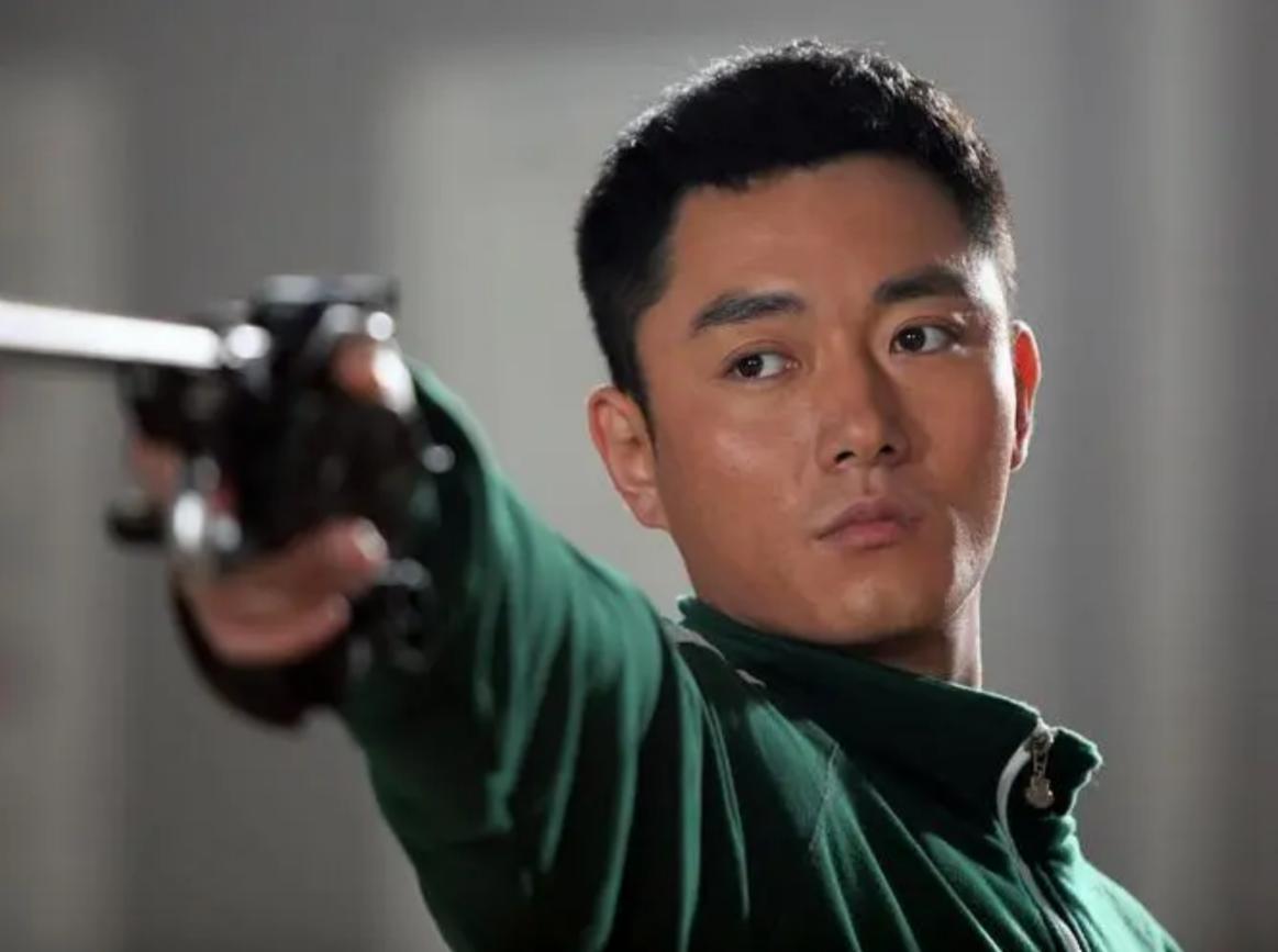 他跑步,看书,看剧本,整理心情,终于找了自己的发展道路