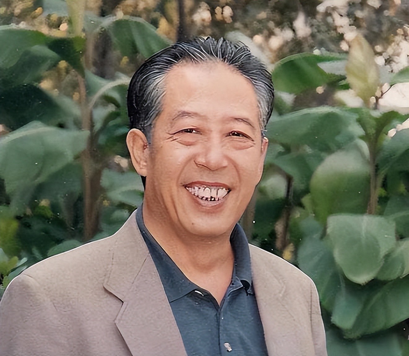 文兴宇演员因烟瘾患癌去世18载,遗孀每年坚持带花看望