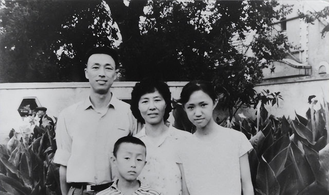 1982年蒋筑英出差,妻子叮嘱,女儿生日前赶回,儿子期待自动铅笔