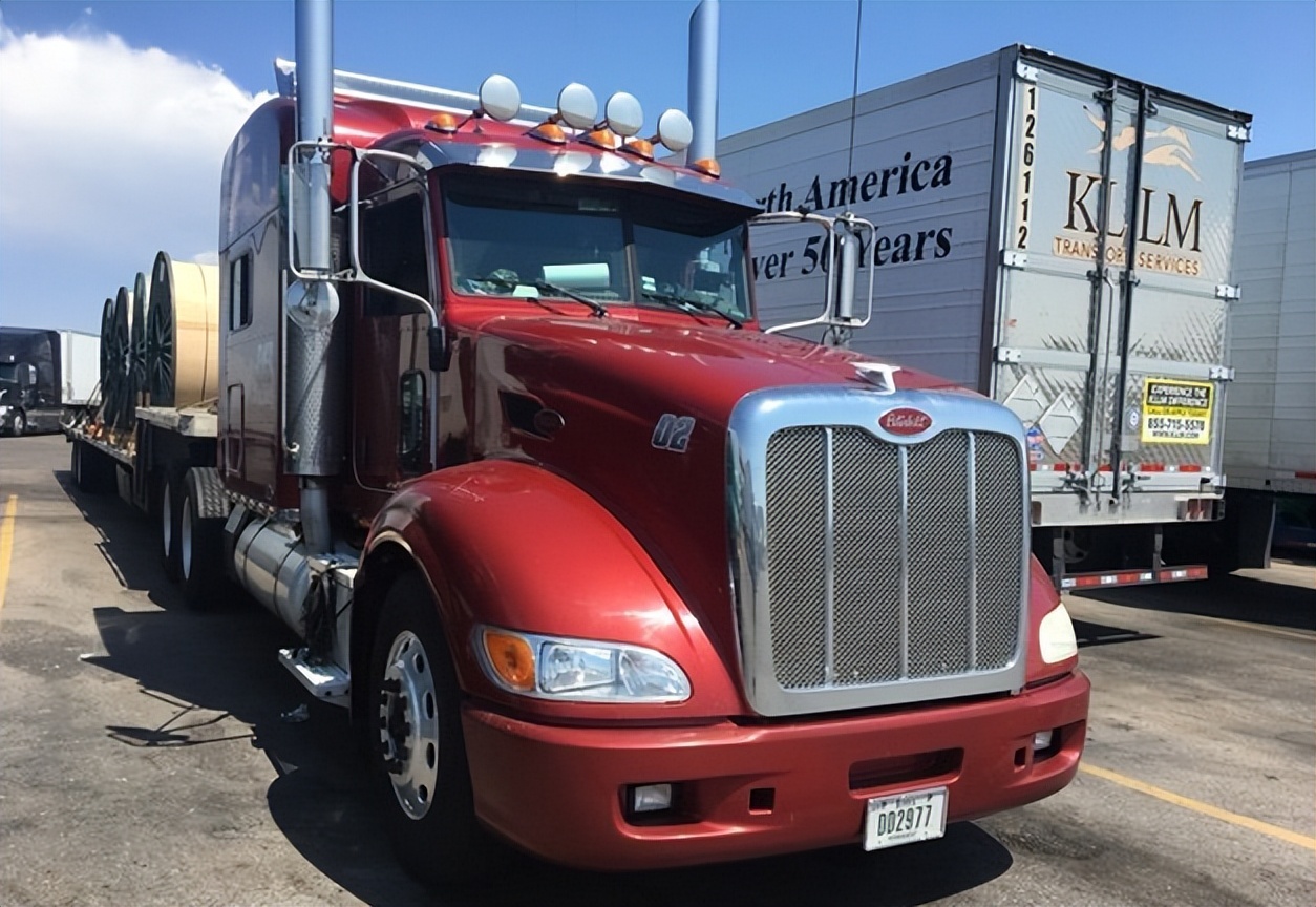 回顾:为何美国卡车车头都是长头,我国的却都是平头?哪种更好?