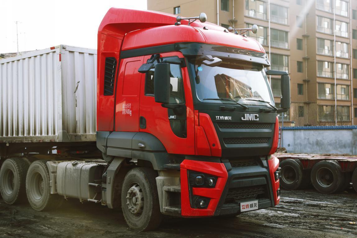 回顾:为何美国卡车车头都是长头,我国的却都是平头?哪种更好?