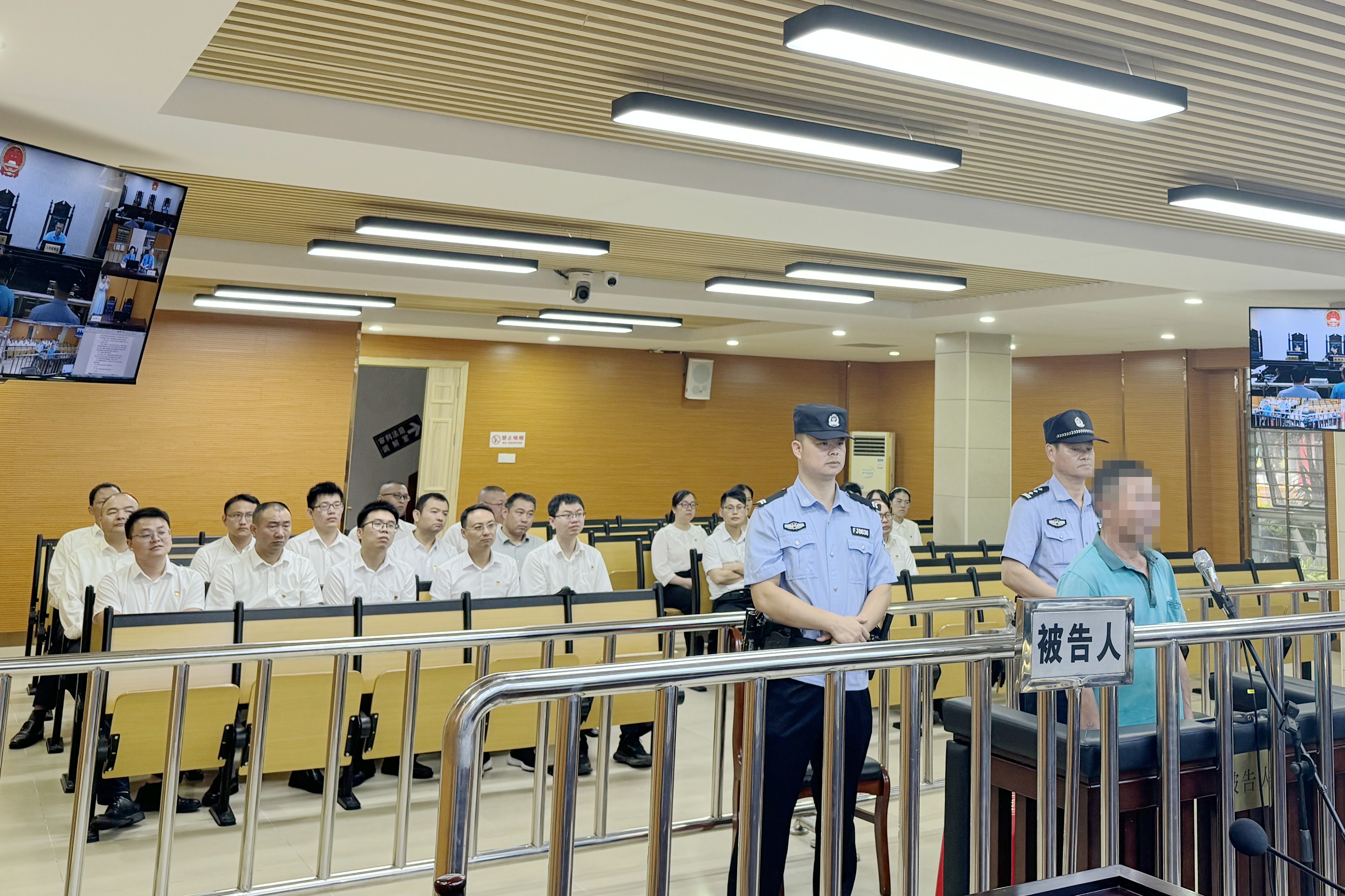 回顾:61岁大爷贪恋好友24岁女儿,私下相见4小时后,竟在垃圾桶