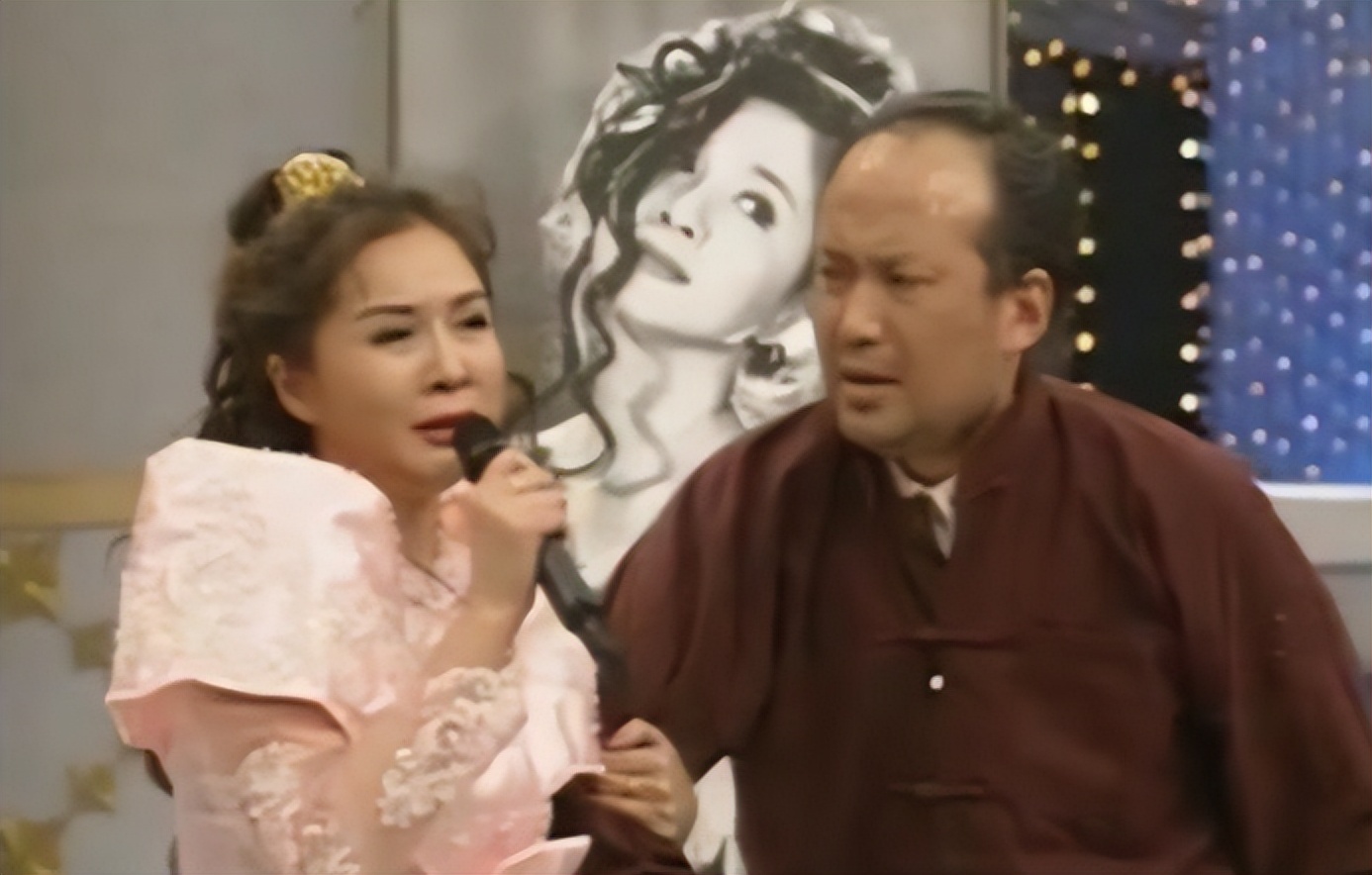 "小品女王"蔡明遭郭达"抛弃",如今"晚节不保",难重回往日