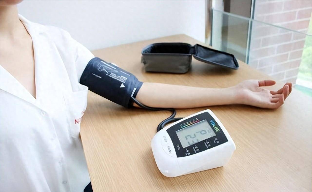 它比手腕式或手动血压计更容易操作,准确性也更高