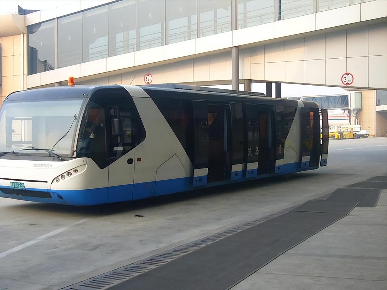 机场廊桥与摆渡车