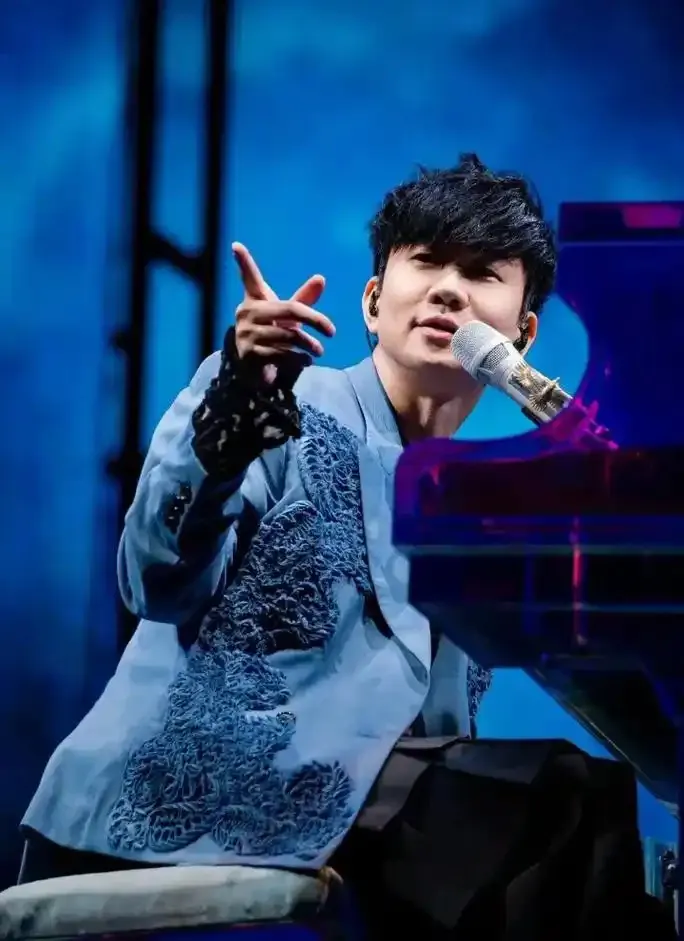 网传林俊杰可能在谈恋爱,有女朋友了,有粉丝看到后表示要脱粉,还有