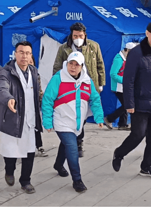 韩红自曝大学时是校花,本以为是玩笑,看了她18岁照片后,惊艳了