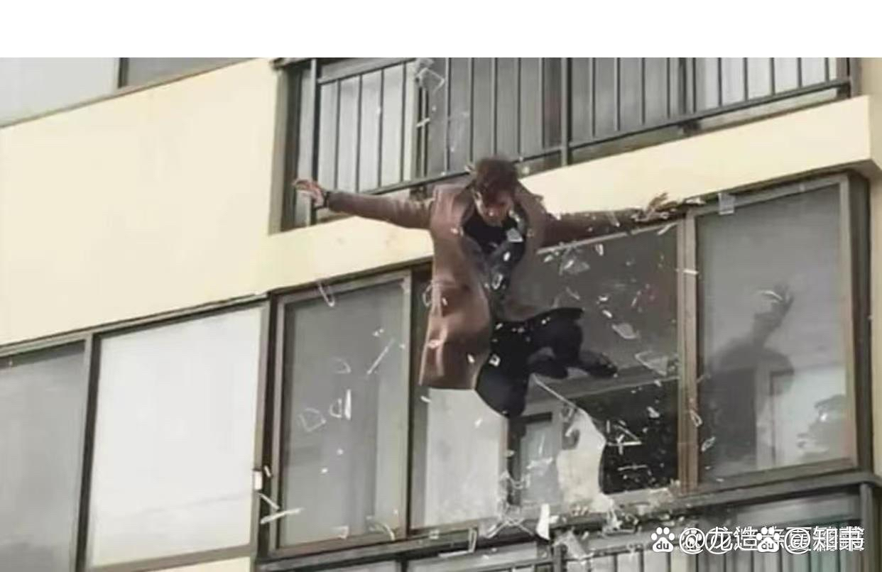 在浙江宁波,有个男的住 9 楼,凌晨两点多才下班