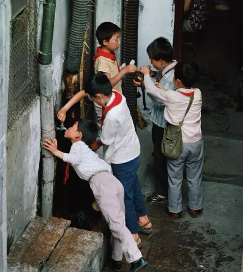 七八十年代计划经济,所有东西都需要凭票购买,个人倒卖就是投机倒把 3