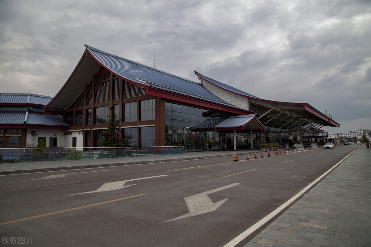 丽江机场"撕牌"引发争议:头等舱旅客遭遇纠纷,官方连夜致歉