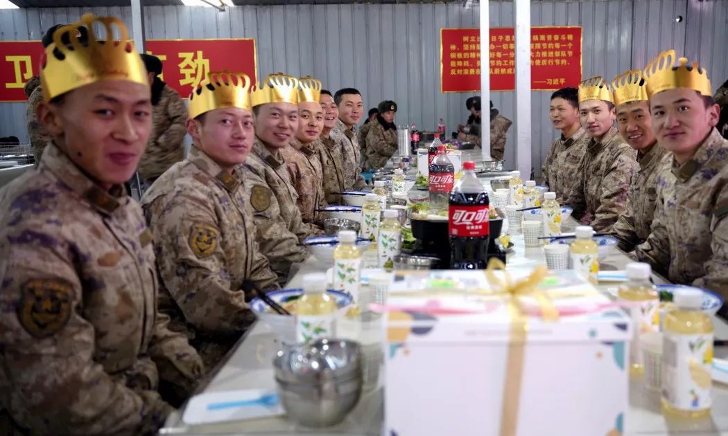 某部在雪域高原为9名官兵筹备了一场别开生面的集体生日精心准备的