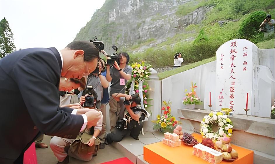 1996年,蒋孝勇的葬礼上,哥哥蒋孝严的一张留影,满脸悲伤!