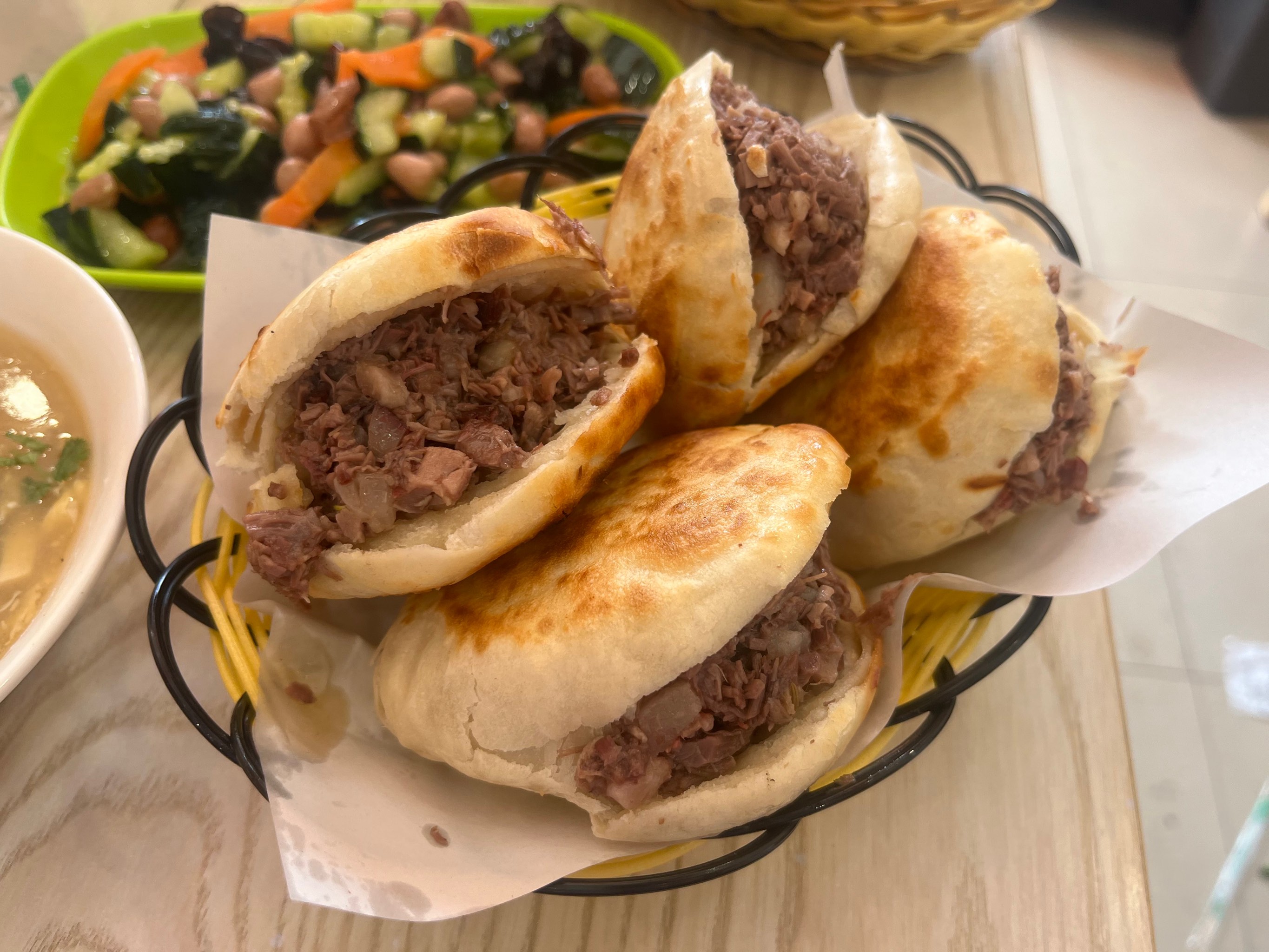 驴肉火烧与肉夹馍:风味的南北碰撞