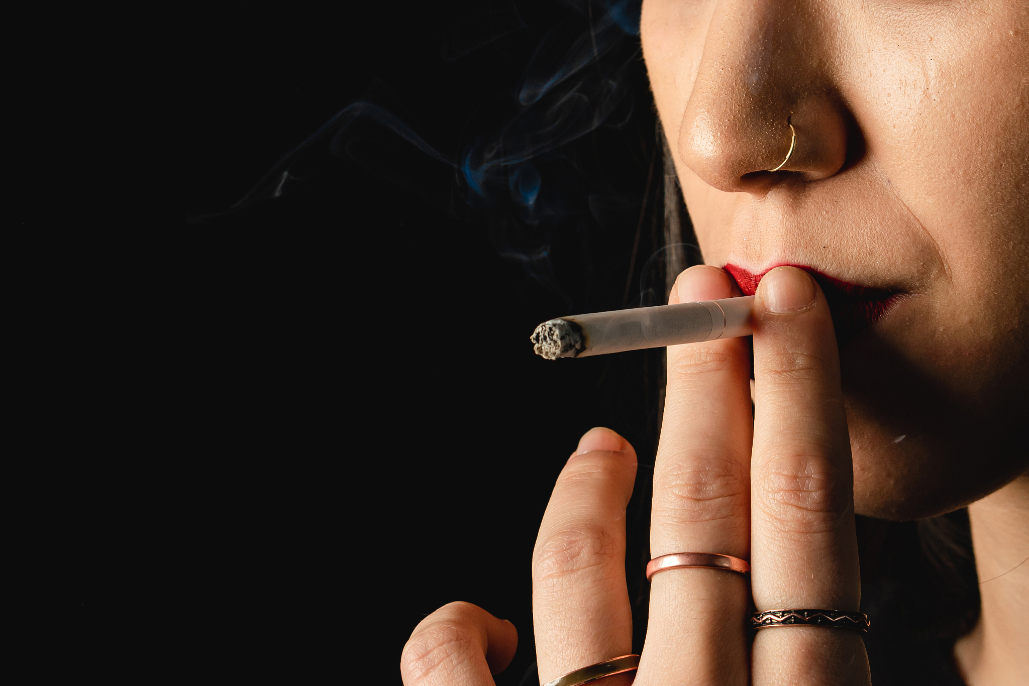 早上起床后能吸烟吗?建议:戒不了的话,切忌在这些时间吸烟